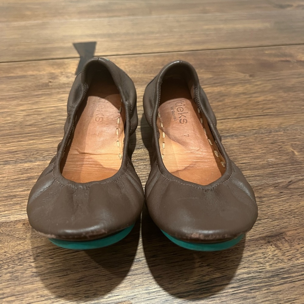 Brown tieks